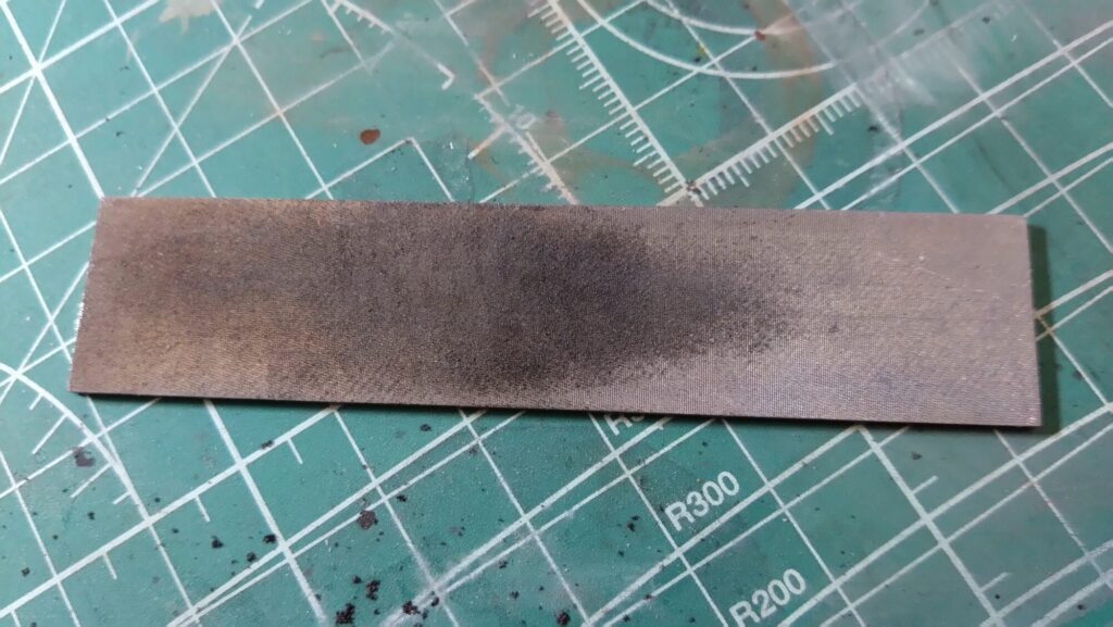 ハセガワのVF-1 ストライクガウォークバルキリーを作成、サーフェイサーを吹いて傷を埋めてい塗装の為の下地作りをしていきますの画像