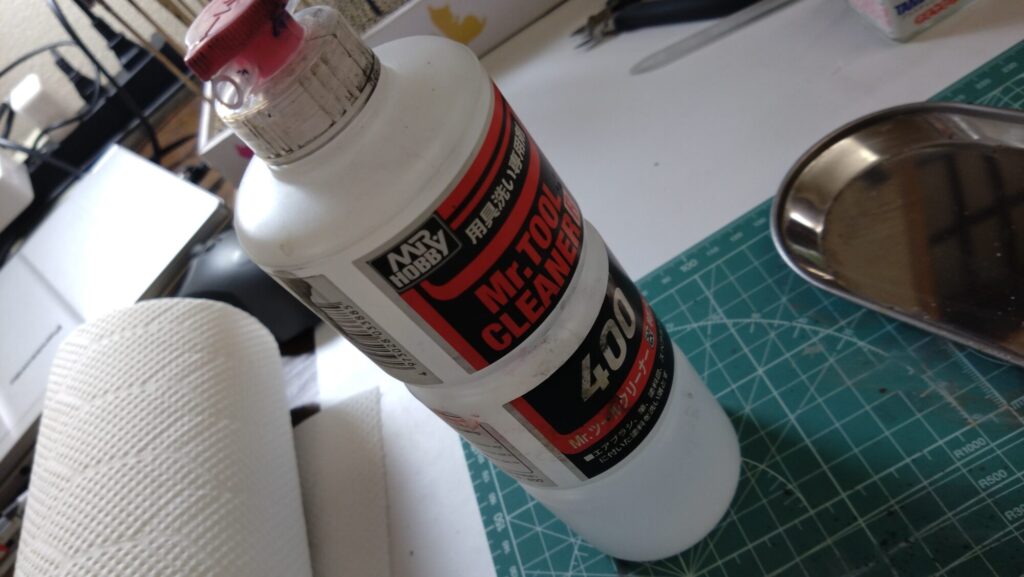 ハセガワのVF-1 ストライクガウォークバルキリーを作成、サーフェイサーを吹いて傷を埋めてい塗装の為の下地作りをしていきますの画像