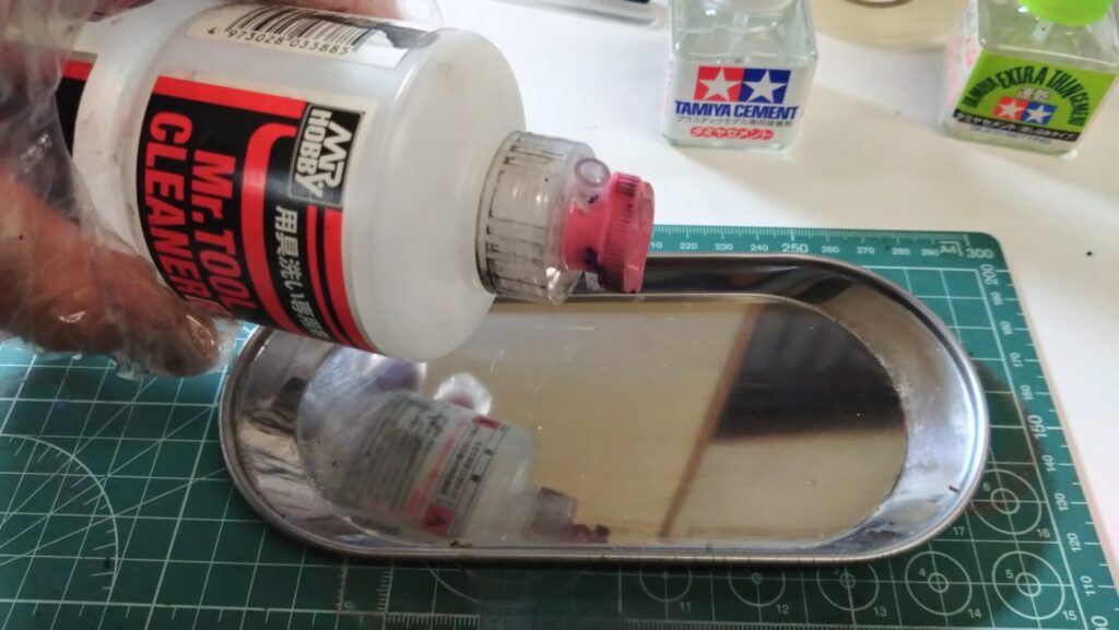 ハセガワのVF-1 ストライクガウォークバルキリーを作成、サーフェイサーを吹いて傷を埋めてい塗装の為の下地作りをしていきますの画像