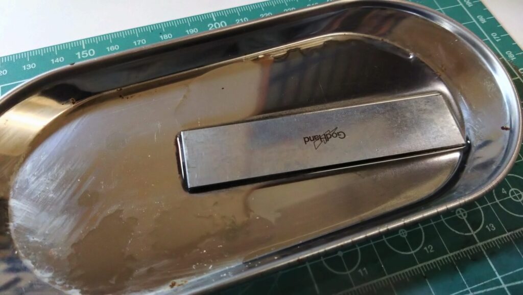 ハセガワのVF-1 ストライクガウォークバルキリーを作成、サーフェイサーを吹いて傷を埋めてい塗装の為の下地作りをしていきますの画像