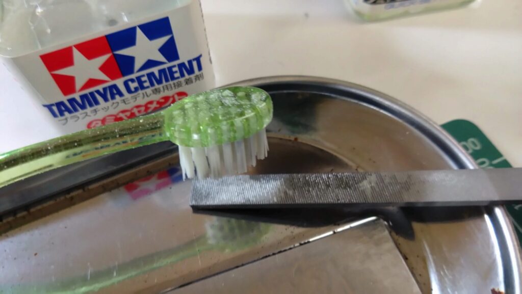 ハセガワのVF-1 ストライクガウォークバルキリーを作成、サーフェイサーを吹いて傷を埋めてい塗装の為の下地作りをしていきますの画像