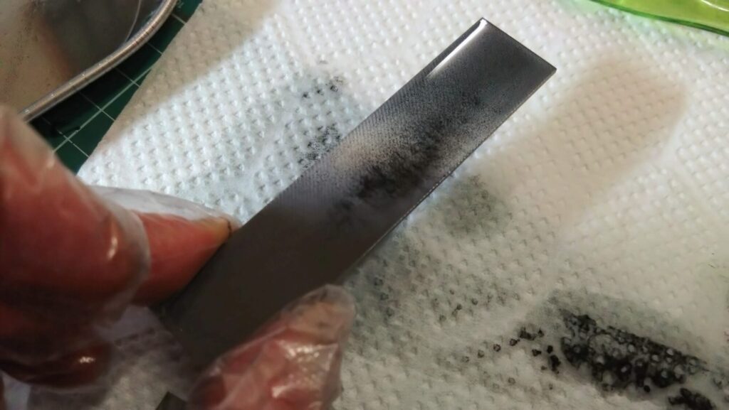 ハセガワのVF-1 ストライクガウォークバルキリーを作成、サーフェイサーを吹いて傷を埋めてい塗装の為の下地作りをしていきますの画像