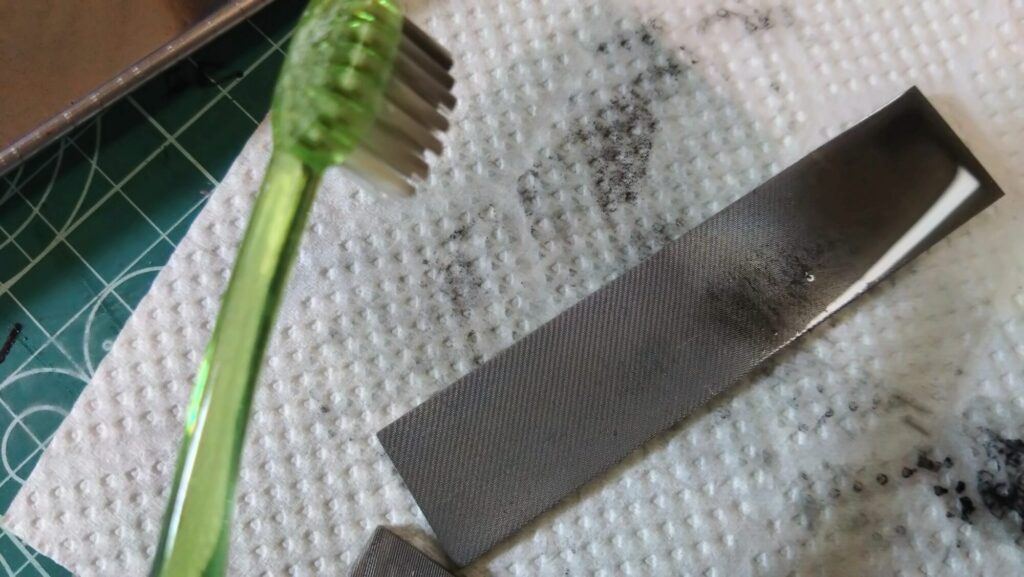 ハセガワのVF-1 ストライクガウォークバルキリーを作成、サーフェイサーを吹いて傷を埋めてい塗装の為の下地作りをしていきますの画像