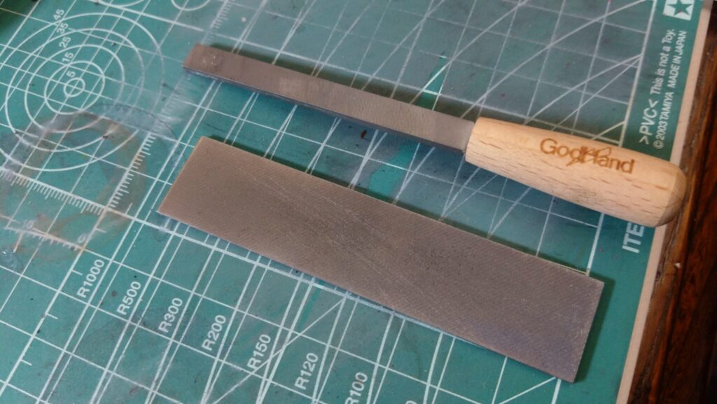 ハセガワのVF-1 ストライクガウォークバルキリーを作成、サーフェイサーを吹いて傷を埋めてい塗装の為の下地作りをしていきますの画像