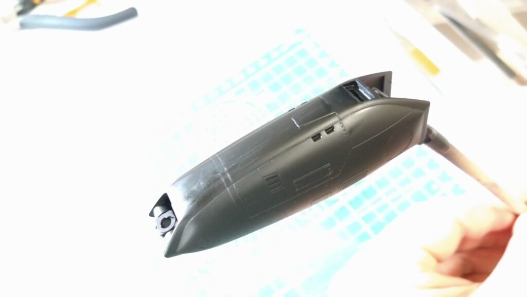 ハセガワのVF-1 ストライクガウォークバルキリーを作成、サーフェイサーを吹いて傷を埋めてい塗装の為の下地作りをしていきますの画像