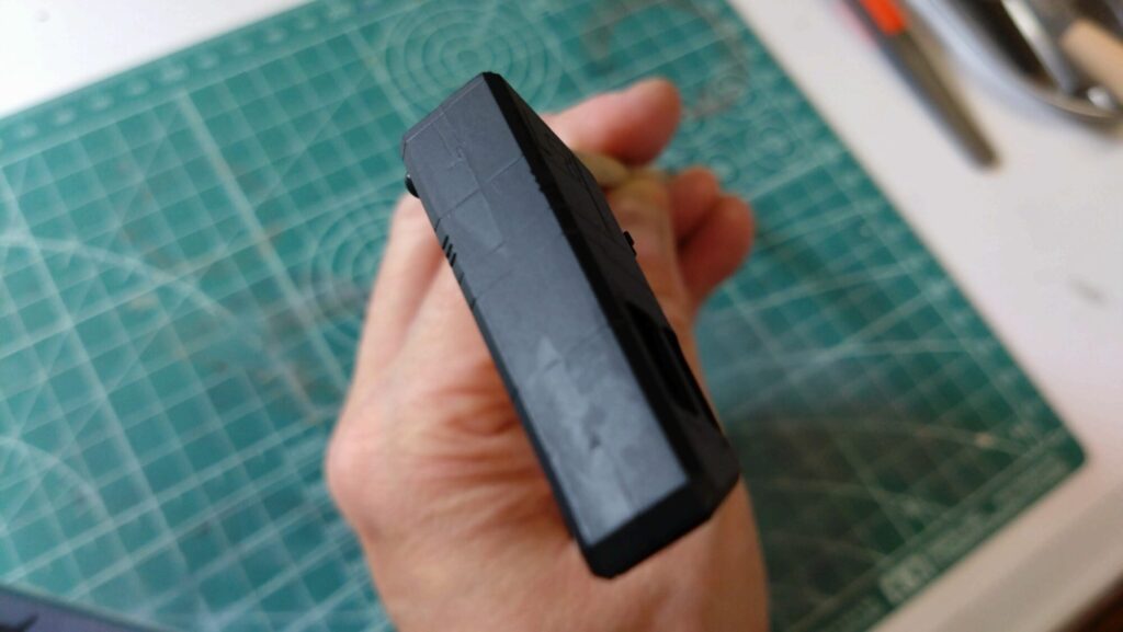 ハセガワのVF-1 ストライクガウォークバルキリーを作成、サーフェイサーを吹いて傷を埋めてい塗装の為の下地作りをしていきますの画像