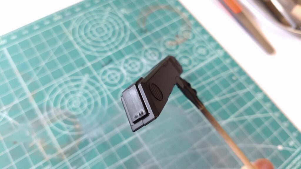 ハセガワのVF-1 ストライクガウォークバルキリーを作成、サーフェイサーを吹いて傷を埋めてい塗装の為の下地作りをしていきますの画像