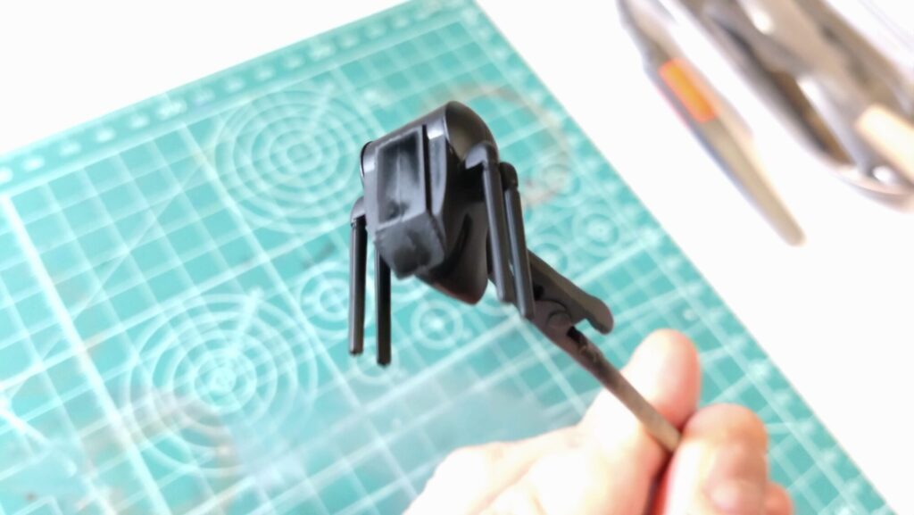 ハセガワのVF-1 ストライクガウォークバルキリーを作成、サーフェイサーを吹いて傷を埋めてい塗装の為の下地作りをしていきますの画像