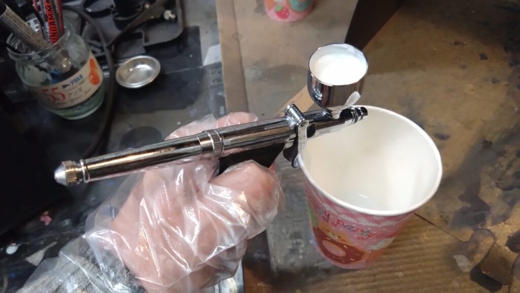 ハセガワ（Hasegawa）の1/72 VF-1 ストライクガウォークバルキリーを作成します。⑧エアブラシでグラデーション塗装、黒立ち上げ塗装を楽しむ。その１。忘れていたマスキングテープも貼り付けますの画像