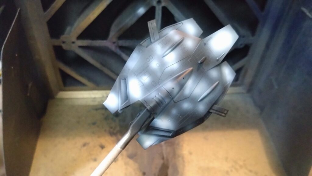 ハセガワ（Hasegawa）の1/72 VF-1 ストライクガウォークバルキリーを作成します。⑧エアブラシでグラデーション塗装、黒立ち上げ塗装を楽しむ。その１。忘れていたマスキングテープも貼り付けますの画像