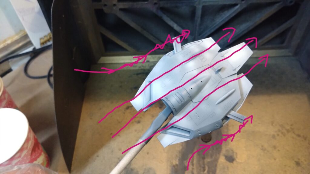 ハセガワ（Hasegawa）の1/72 VF-1 ストライクガウォークバルキリーを作成します。⑧エアブラシでグラデーション塗装、黒立ち上げ塗装を楽しむ。その１。忘れていたマスキングテープも貼り付けますの画像