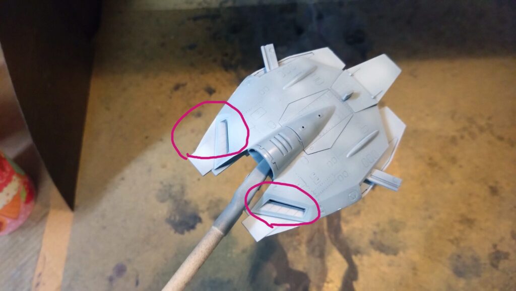 ハセガワ（Hasegawa）の1/72 VF-1 ストライクガウォークバルキリーを作成します。⑧エアブラシでグラデーション塗装、黒立ち上げ塗装を楽しむ。その１。忘れていたマスキングテープも貼り付けますの画像