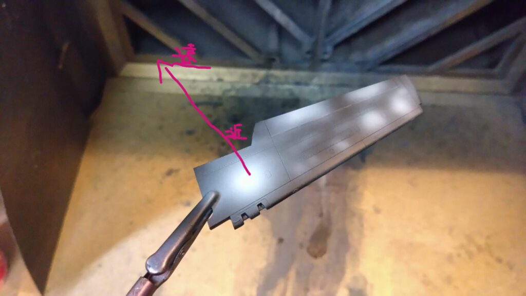 ハセガワ（Hasegawa）の1/72 VF-1 ストライクガウォークバルキリーを作成します。⑧エアブラシでグラデーション塗装、黒立ち上げ塗装を楽しむ。その１。忘れていたマスキングテープも貼り付けますの画像