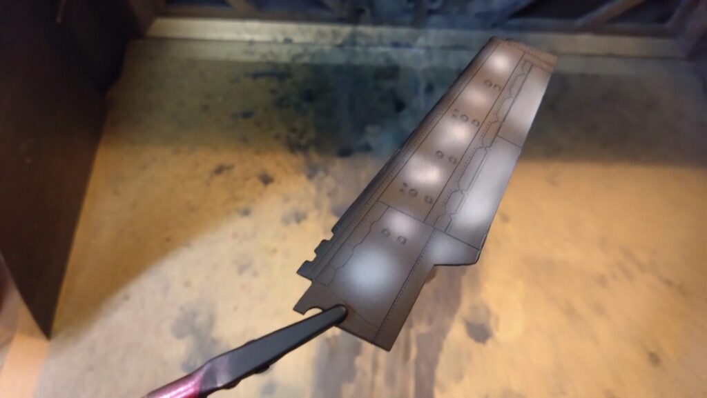 ハセガワ（Hasegawa）の1/72 VF-1 ストライクガウォークバルキリーを作成します。⑧エアブラシでグラデーション塗装、黒立ち上げ塗装を楽しむ。その１。忘れていたマスキングテープも貼り付けますの画像