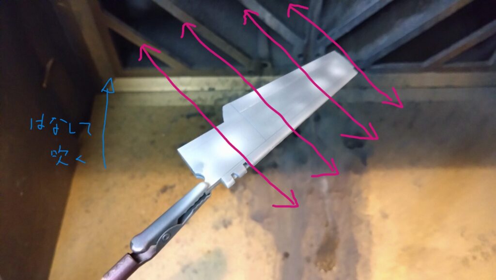 ハセガワ（Hasegawa）の1/72 VF-1 ストライクガウォークバルキリーを作成します。⑧エアブラシでグラデーション塗装、黒立ち上げ塗装を楽しむ。その１。忘れていたマスキングテープも貼り付けますの画像