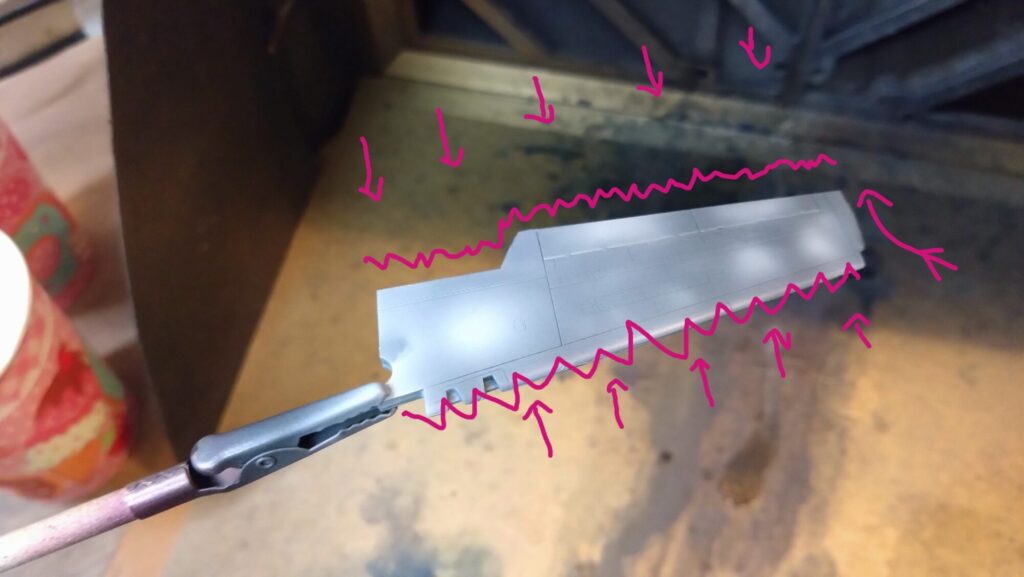 ハセガワ（Hasegawa）の1/72 VF-1 ストライクガウォークバルキリーを作成します。⑧エアブラシでグラデーション塗装、黒立ち上げ塗装を楽しむ。その１。忘れていたマスキングテープも貼り付けますの画像