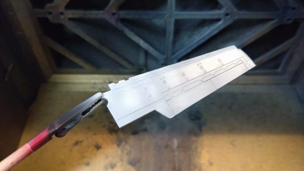 ハセガワ（Hasegawa）の1/72 VF-1 ストライクガウォークバルキリーを作成します。⑧エアブラシでグラデーション塗装、黒立ち上げ塗装を楽しむ。その１。忘れていたマスキングテープも貼り付けますの画像