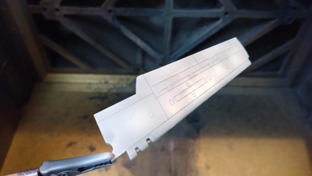 ハセガワ（Hasegawa）の1/72 VF-1 ストライクガウォークバルキリーを作成します。⑧エアブラシでグラデーション塗装、黒立ち上げ塗装を楽しむ。その１。忘れていたマスキングテープも貼り付けますの画像