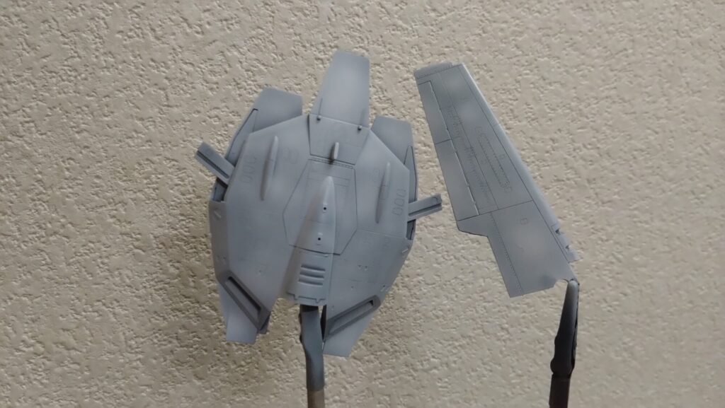 ハセガワ（Hasegawa）の1/72 VF-1 ストライクガウォークバルキリーを作成します。⑧エアブラシでグラデーション塗装、黒立ち上げ塗装を楽しむ。その１。忘れていたマスキングテープも貼り付けますの画像