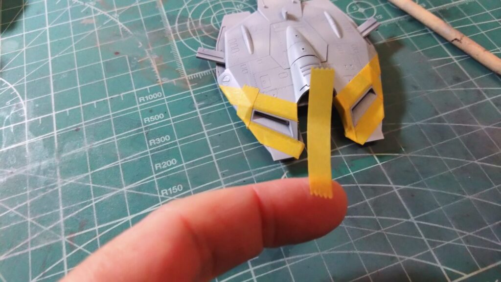 ハセガワ（Hasegawa）の1/72 VF-1 ストライクガウォークバルキリーを作成します。⑧エアブラシでグラデーション塗装、黒立ち上げ塗装を楽しむ。その１。忘れていたマスキングテープも貼り付けますの画像