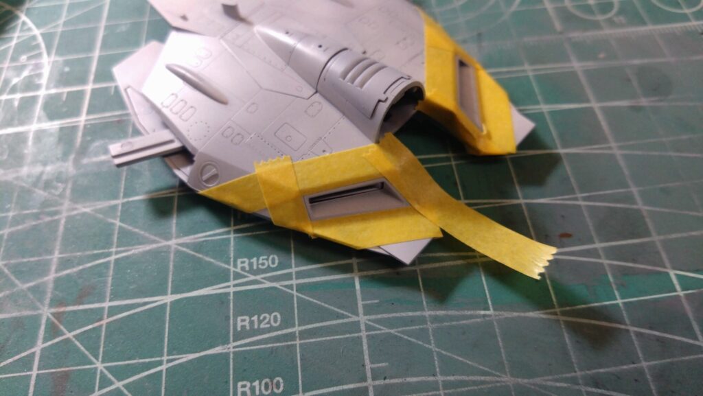 ハセガワ（Hasegawa）の1/72 VF-1 ストライクガウォークバルキリーを作成します。⑧エアブラシでグラデーション塗装、黒立ち上げ塗装を楽しむ。その１。忘れていたマスキングテープも貼り付けますの画像