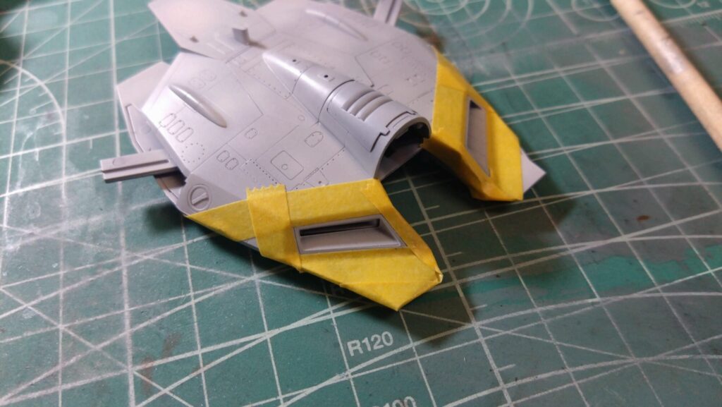 ハセガワ（Hasegawa）の1/72 VF-1 ストライクガウォークバルキリーを作成します。⑧エアブラシでグラデーション塗装、黒立ち上げ塗装を楽しむ。その１。忘れていたマスキングテープも貼り付けますの画像