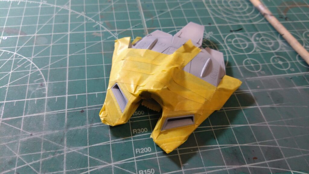 ハセガワ（Hasegawa）の1/72 VF-1 ストライクガウォークバルキリーを作成します。⑧エアブラシでグラデーション塗装、黒立ち上げ塗装を楽しむ。その１。忘れていたマスキングテープも貼り付けますの画像