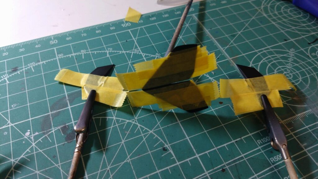 ハセガワ（Hasegawa）の1/72 VF-1 ストライクガウォークバルキリーを作成します。⑧エアブラシでグラデーション塗装、黒立ち上げ塗装を楽しむ。その１。忘れていたマスキングテープも貼り付けますの画像