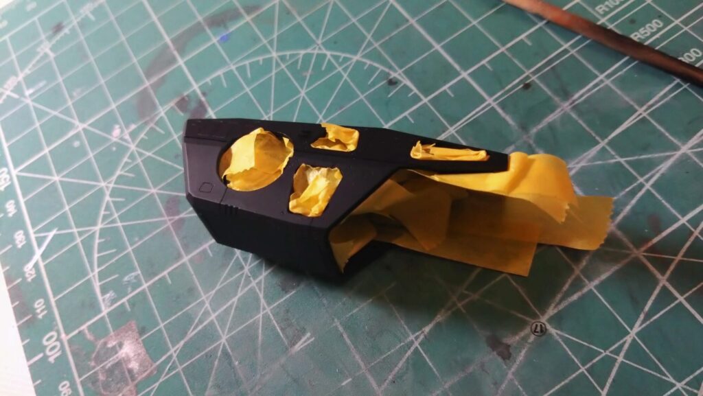 ハセガワ（Hasegawa）の1/72 VF-1 ストライクガウォークバルキリーを作成します。⑧エアブラシでグラデーション塗装、黒立ち上げ塗装を楽しむ。その１。忘れていたマスキングテープも貼り付けますの画像