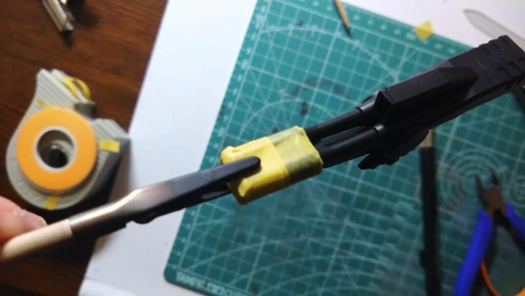 ハセガワ（Hasegawa）の1/72 VF-1 ストライクガウォークバルキリーを作成します。⑧エアブラシでグラデーション塗装、黒立ち上げ塗装を楽しむ。その１。忘れていたマスキングテープも貼り付けますの画像