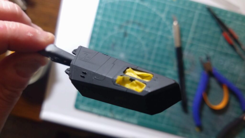 ハセガワ（Hasegawa）の1/72 VF-1 ストライクガウォークバルキリーを作成します。⑧エアブラシでグラデーション塗装、黒立ち上げ塗装を楽しむ。その１。忘れていたマスキングテープも貼り付けますの画像