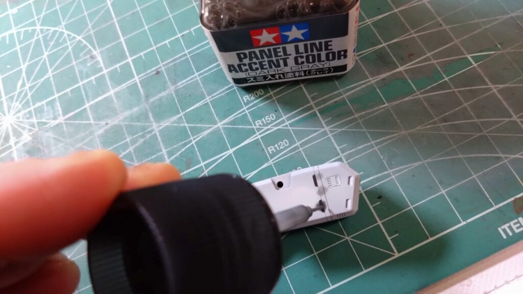 ハセガワのキット特徴、精密なモールドにスミ入れをしていきます