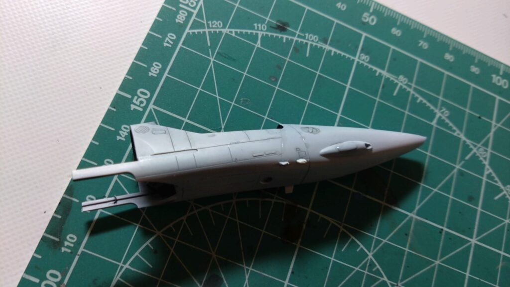 ハセガワ（Hasegawa）の1/72 VF-1 ストライクガウォークバルキリーを作成します。⑩ハセガワのキット特徴、精密なモールドにスミ入れをしていきますの画像