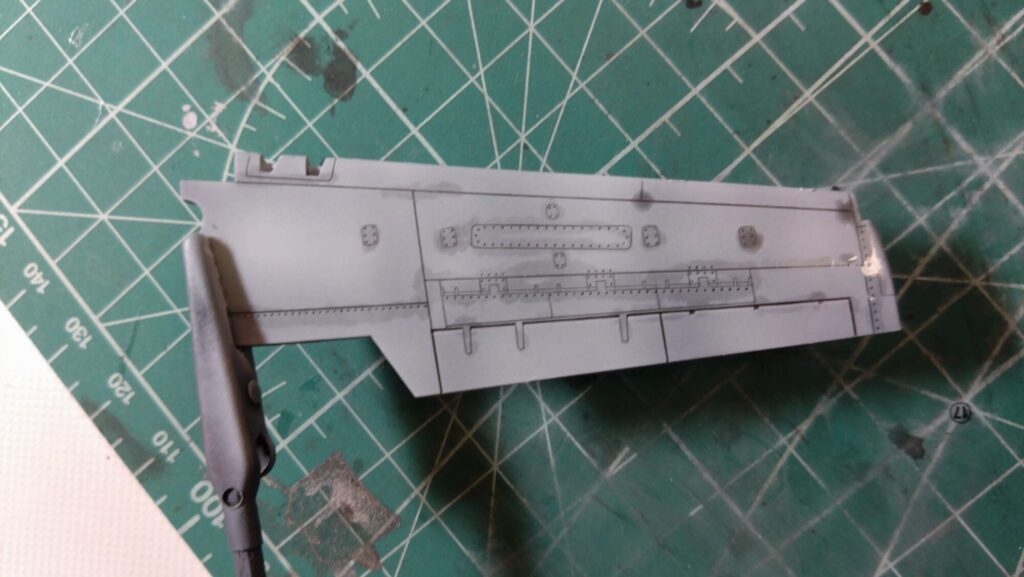 ハセガワ（Hasegawa）の1/72 VF-1 ストライクガウォークバルキリーを作成します。⑩ハセガワのキット特徴、精密なモールドにスミ入れをしていきますの画像