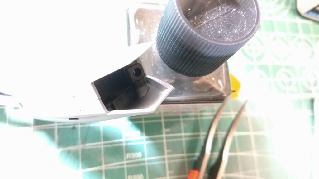 ハセガワ（Hasegawa）の1/72 VF-1 ストライクガウォークバルキリーを作成します。⑩ハセガワのキット特徴、精密なモールドにスミ入れをしていきますの画像