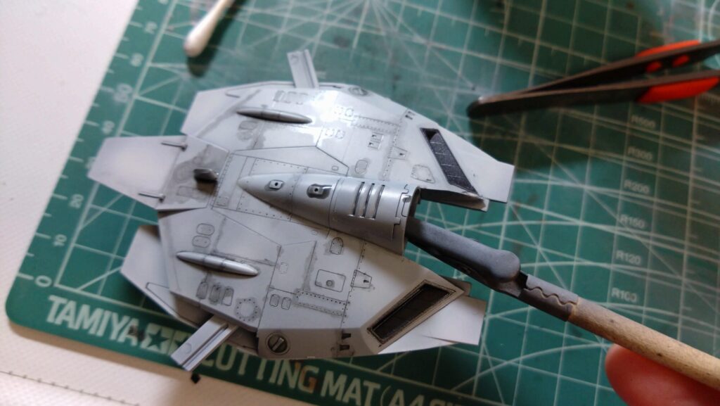 ハセガワ（Hasegawa）の1/72 VF-1 ストライクガウォークバルキリーを作成します。⑩ハセガワのキット特徴、精密なモールドにスミ入れをしていきますの画像