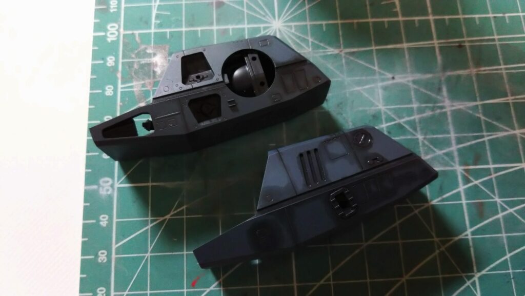 ハセガワ（Hasegawa）の1/72 VF-1 ストライクガウォークバルキリーを作成します。⑩ハセガワのキット特徴、精密なモールドにスミ入れをしていきますの画像