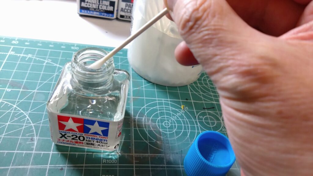 ハセガワのキット特徴、精密なモールドにスミ入れをしていきます