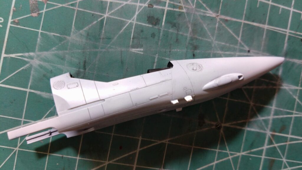 ハセガワ（Hasegawa）の1/72 VF-1 ストライクガウォークバルキリーを作成します。⑩ハセガワのキット特徴、精密なモールドにスミ入れをしていきますの画像