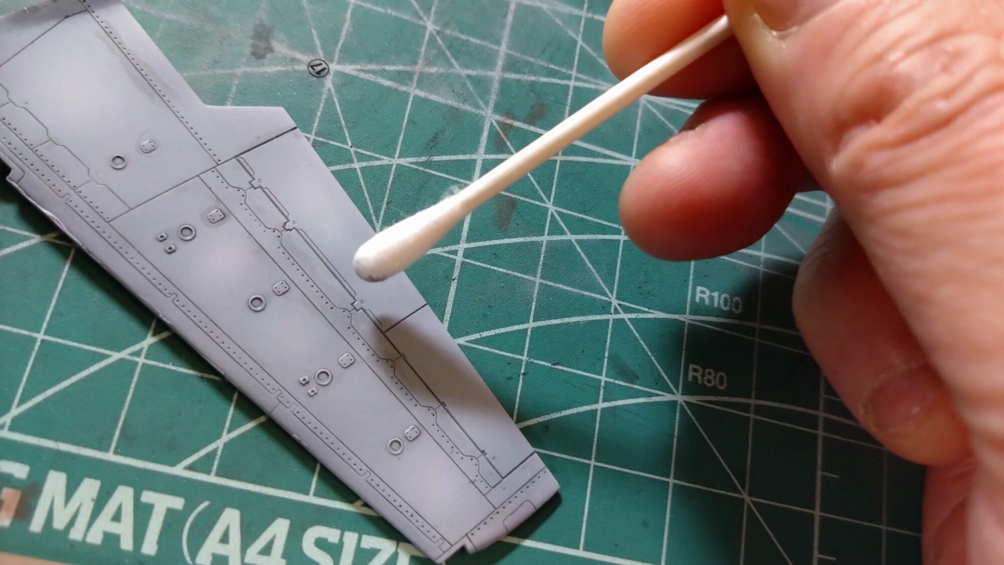 ハセガワ（Hasegawa）の1/72 VF-1 ストライクガウォークバルキリーを作成します。⑩ハセガワのキット特徴、精密なモールドにスミ入れをしていきますの画像
