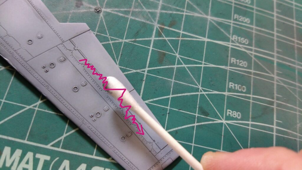 ハセガワ（Hasegawa）の1/72 VF-1 ストライクガウォークバルキリーを作成します。⑩ハセガワのキット特徴、精密なモールドにスミ入れをしていきますの画像