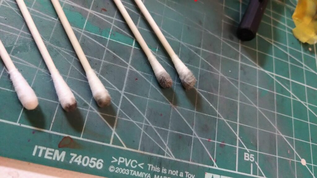 ハセガワ（Hasegawa）の1/72 VF-1 ストライクガウォークバルキリーを作成します。⑩ハセガワのキット特徴、精密なモールドにスミ入れをしていきますの画像