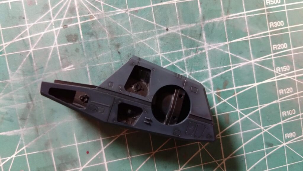 ハセガワ（Hasegawa）の1/72 VF-1 ストライクガウォークバルキリーを作成します。⑩ハセガワのキット特徴、精密なモールドにスミ入れをしていきますの画像