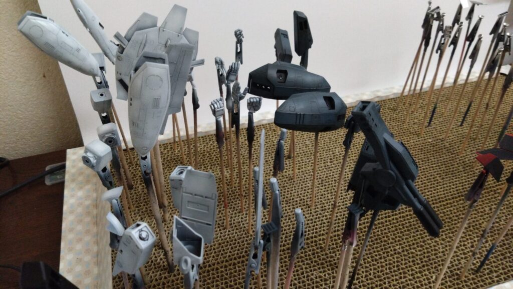 ハセガワ（Hasegawa）の1/72 VF-1 ストライクガウォークバルキリーを作成します。⑩ハセガワのキット特徴、精密なモールドにスミ入れをしていきますの画像