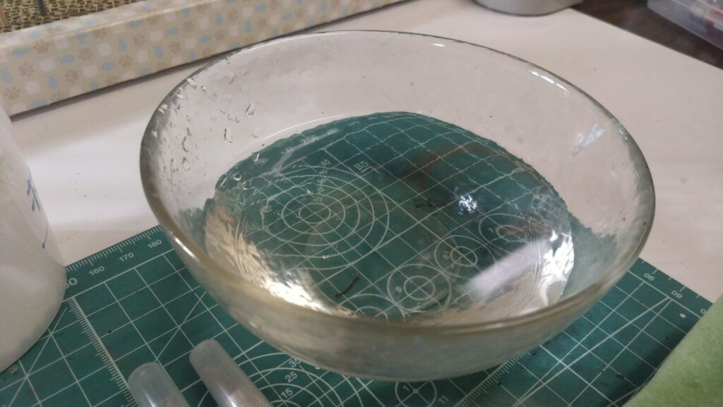 ハセガワ（Hasegawa）の1/72 VF-1 ストライクガウォークバルキリーを作成します。⑪大量の水転写式デカールを貼り付けるが、破れてしまった・・の画像