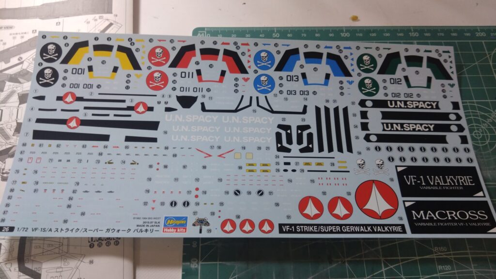 ハセガワ（Hasegawa）の1/72 VF-1 ストライクガウォークバルキリーを作成します。⑪大量の水転写式デカールを貼り付けるが、破れてしまった・・の画像