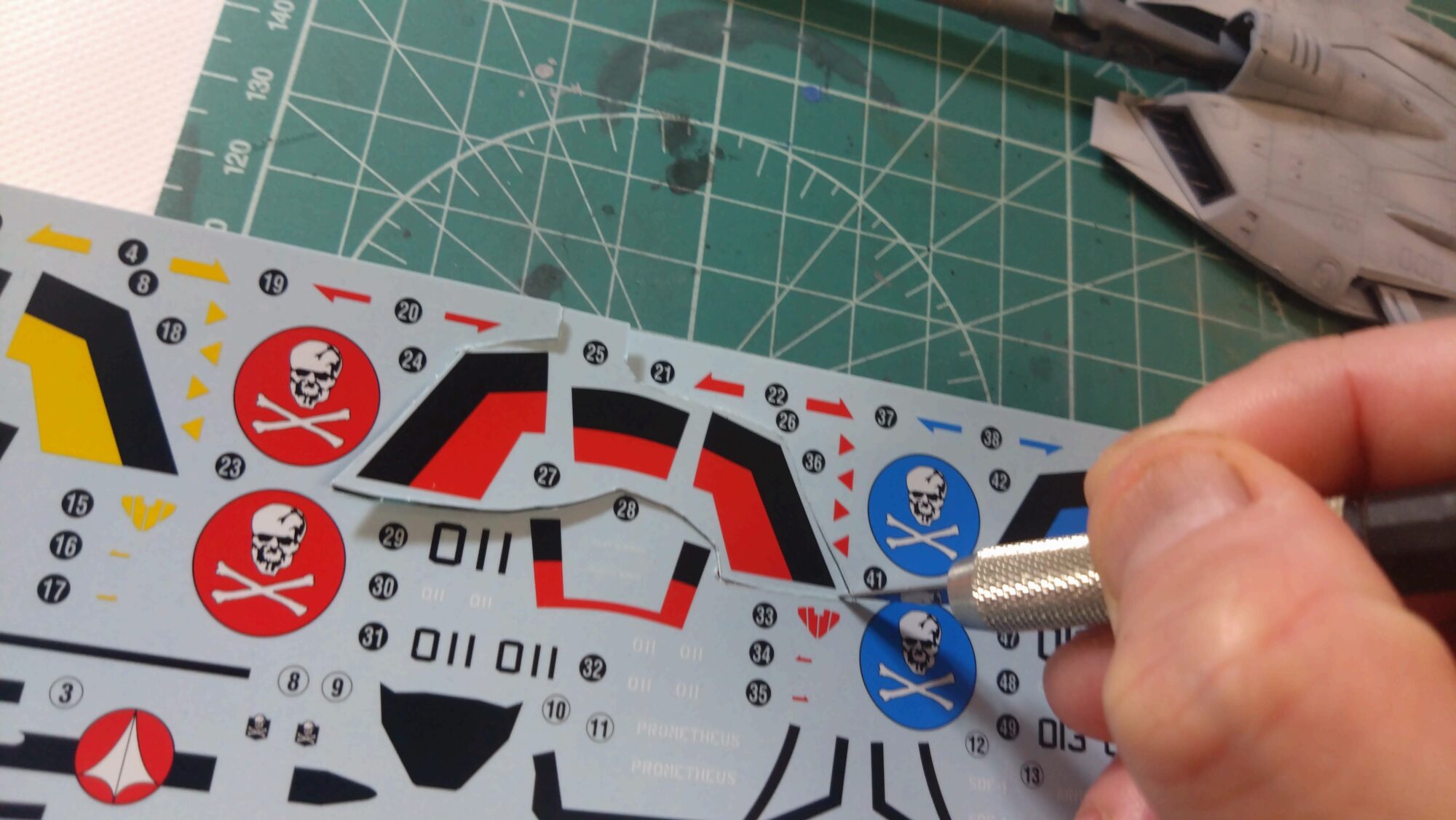 ハセガワ（Hasegawa）の1/72 VF-1 ストライクガウォークバルキリーを作成します。⑪大量の水転写式デカールを貼り付けるが、破れてしまった・・の画像