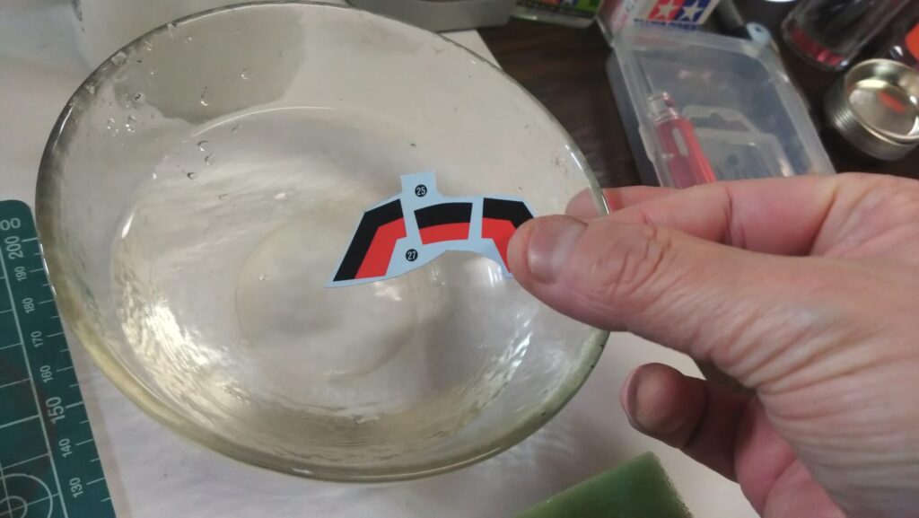 ハセガワ（Hasegawa）の1/72 VF-1 ストライクガウォークバルキリーを作成します。⑪大量の水転写式デカールを貼り付けるが、破れてしまった・・の画像