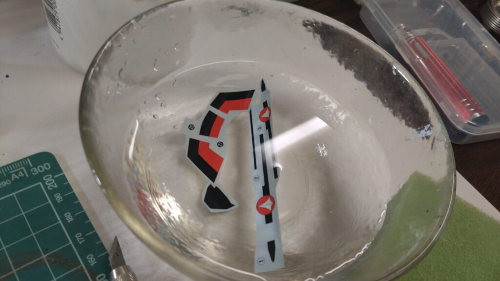 ハセガワ（Hasegawa）の1/72 VF-1 ストライクガウォークバルキリーを作成します。⑪大量の水転写式デカールを貼り付けるが、破れてしまった・・の画像