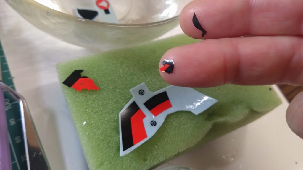 ハセガワ（Hasegawa）の1/72 VF-1 ストライクガウォークバルキリーを作成します。⑪大量の水転写式デカールを貼り付けるが、破れてしまった・・の画像